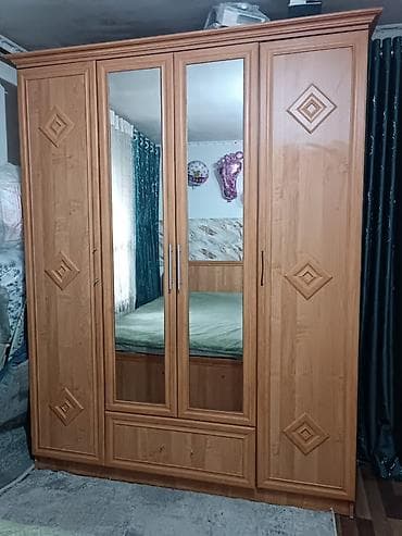 Мебельные гарнитуры: Спальный гарнитур в классическом стиле, цвет «тёплый дуб». Комплект из — 1