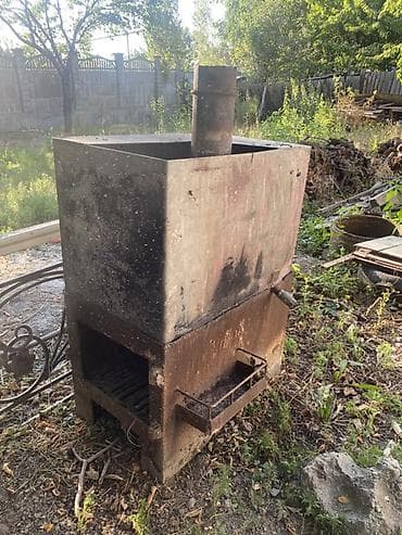 Металлическая дровяная печь с баком и дымоходом. Конструкция — 1