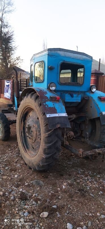 глушитель на трактор: Трактор колесный, с кабиной, цвет голубой/синий. Основные — 2