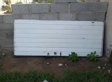 Дверь 🚪 от квартиры наружная с креплением. железная,плотная, замок