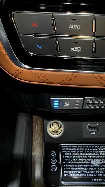 jaguar xe: Премиальный интерьер автомобиля — коричневая перфорированная кожа с — 1