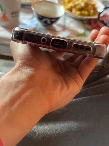 смарт чаасы: Смартфон с плоским экраном и тонкими рамками, в прозрачном защитном — 3