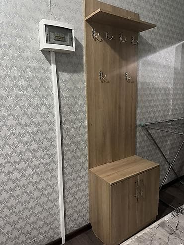 Прихожая-компакт: настенная вешалка с тумбой и верхней полкой -