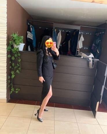 платье миди с разрезом на ноге: Элегантное черное платье миди с длинными рукавами и разрезом — 3