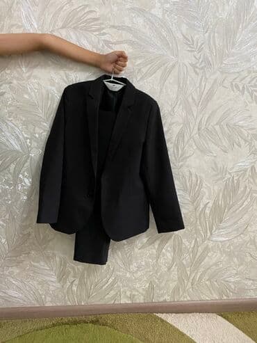 красный пиджак: Школьная форма, цвет - Черный, Б/у — 1