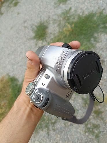 Цифровой фотоаппарат Sony (серия Cyber-shot, с видоискателем и экраном — 10