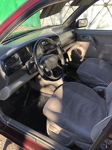 купить венто: Volkswagen Vento: 1993 г., 2 л, Механика, Бензин, Седан — 10