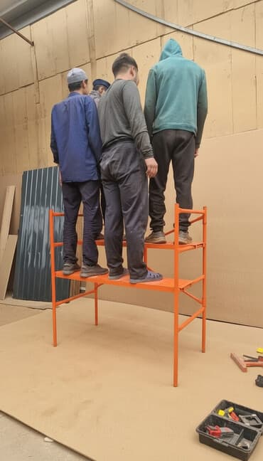 ножничный подъемник: Передвижной строительный помост (козлы/тура) из металла. - — 1