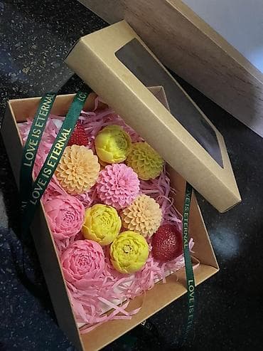 коробка макаронс сабина: 🍓 Клубника в шоколаде в форме цветов — идеальный подарок. Нежная — 2