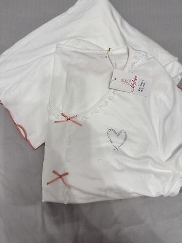 женские пижамы для сна: Белая женская пижама/домашний комплект. - Состоит из кофты на — 2