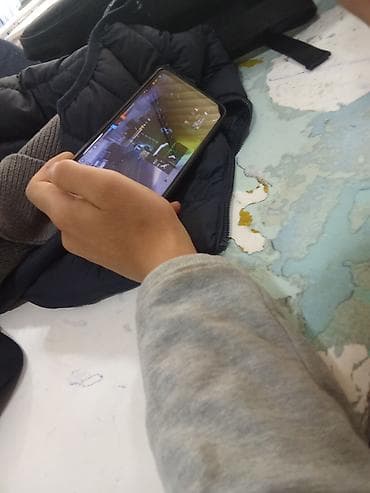 Смартфон с большим безрамочным экраном, подходит для мобильных игр и