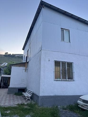 Продаётся двухэтажный жилой дом с благоустроенным двором. Основные