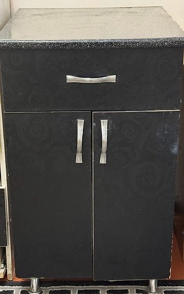 Мебель: Комод с 4 выдвижными ящиками и кухонная тумба. Комод: - Материал — 4