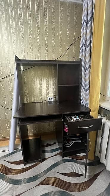 Компьютерный стол, С полками