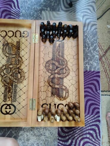 велик на титановых дисках: Деревянные шахматы с уникальным дизайном в виде змей и логотипов — 6