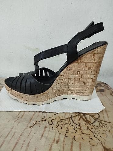 Женские сандалии на высокой танкетке. - Цвет верха: черный - Тип