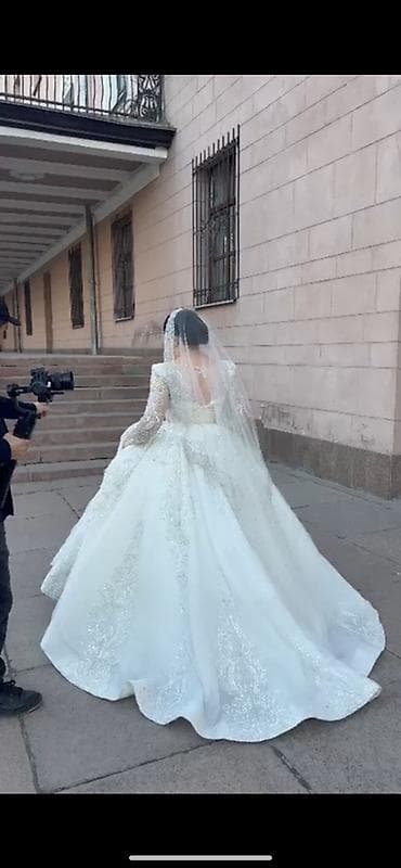 Пышное свадебное платье с длинными рукавами и фатой - Силуэт