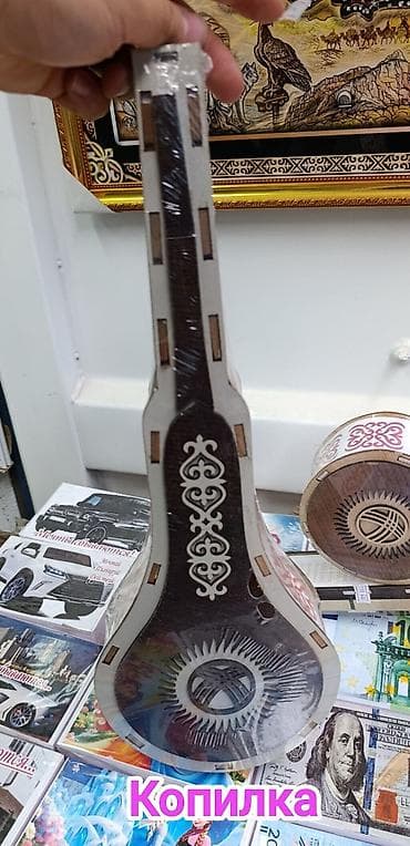 Копилка в форме домбры - Материал: дерево/фанера с декоративными