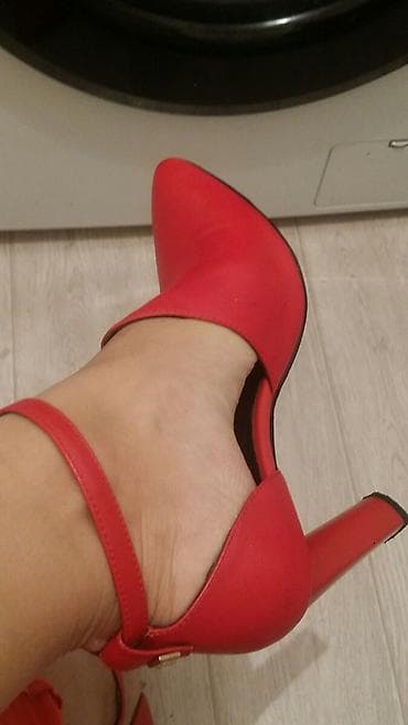 Жеке буюмдар: 1. Богато и стильно. Красно-малиновый цвет насыщенный .на ноге — 6