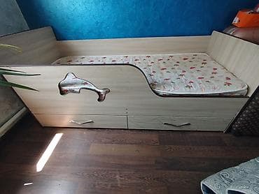 Детская односпальная кровать с бортиком и выдвижными ящиками. -