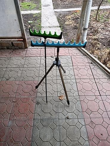 лотка рыбалка: Стабильная рыболовная стойка-тренога с двумя держателями для удилищ — 3