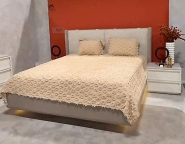 Двуспальная кровать с мягким изголовьем и подсветкой основания. -