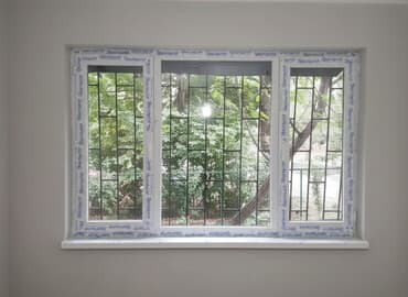 маленький дом шале под ключ: Трехсекционное ПВХ окно с глухим центральным стеклопакетом и двумя — 1