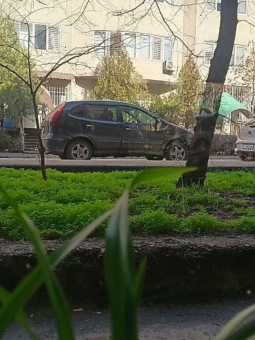 Компактный 5-дверный хэтчбек темно-серого цвета. Особенности: -