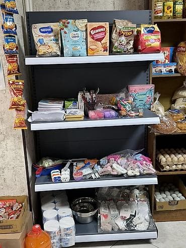 Азиатские продукты и товары для дома — ассортимент на полках - — 4