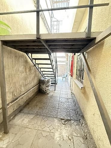 Коммерциялык кыймылсыз мүлктү ижарага берүү: Сдается коммерческое помещение по первой линии, по улице Ахунбаева — 10