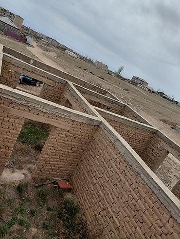 көчмө үйлөр: Недостроенный одноэтажный дом из самана/кирпича-сырца на ленточном — 9