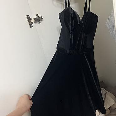 Подборка женской одежды (3 позиции): 1) Черное бархатное платье на