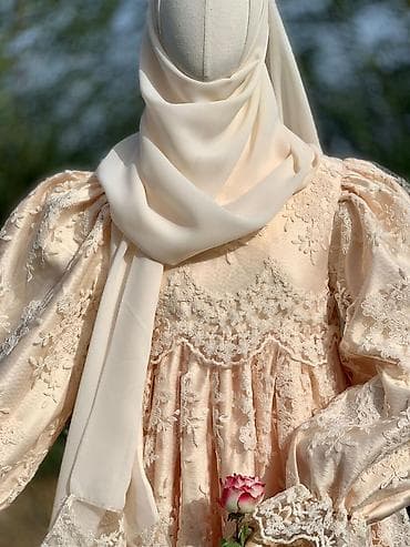 Свадебные платья: Свадебное платье, S, С фатой, Дизайнерское, Закрытое, Атлас, Пышное, Кружево, Б/у — 2