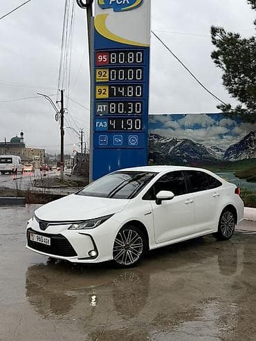 mini kuper: Toyota Corolla: 2021 г., Гибрид, Седан — 2