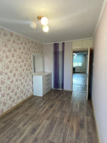 продаю квартиру 9 микрарайоне: 3 комнаты, 58 м², 104 серия, 4 этаж — 10