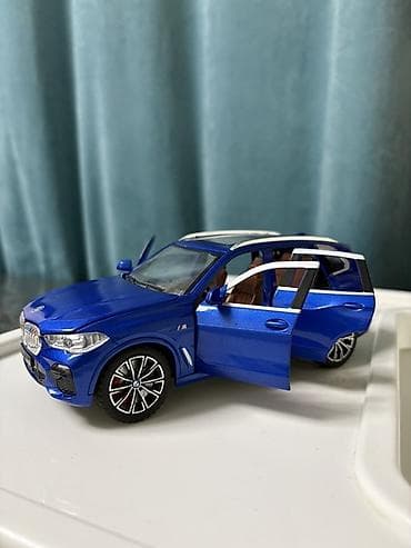 часы tag heuer: Коллекционная модель автомобиля BMW X5 xDrive40i (масштаб — 1