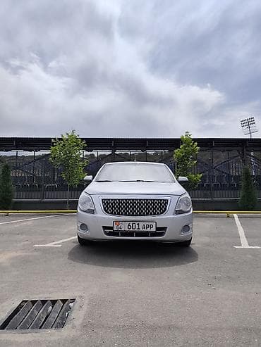 Седан серебристого цвета с киргизскими номерами (KG). Компактный