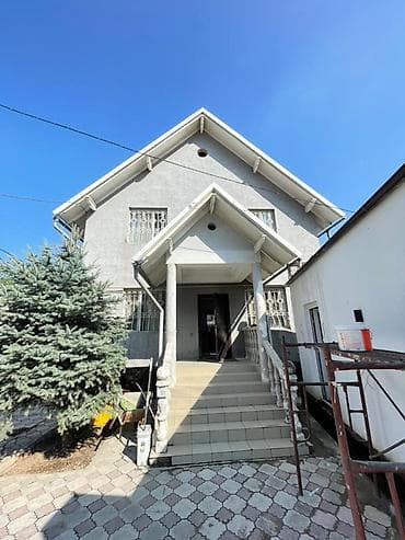 Сдаётся в аренду двухэтажный дом с отдельным входом и крыльцом на