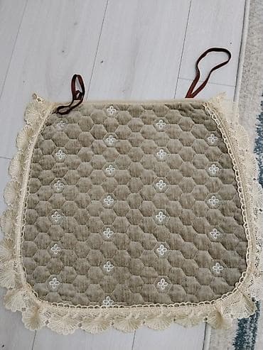 Декоративная сидушка на стул с завязками. - Форма: трапециевидная, со