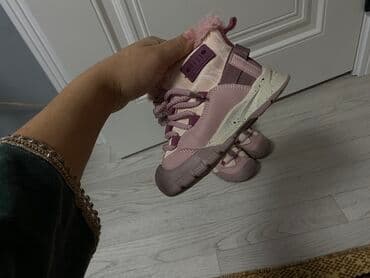 eilik robot купить бишкек: Бу Детские зимние ботинки/сникерсы цена 2пары 1000сом размеры 28,24 - — 4