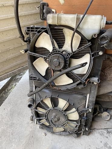 двигателей: Радиатор охлаждения в сборе с вентиляторами и расширительным бачком — 2
