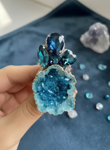 букет невесты искусственный: Эффектная брошь, ручной работы. Выполнена из натурального кварца. В — 1