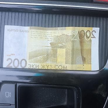 Банкнота Кыргызстана — 200 сом (ЭКИ ЖҮЗ СОМ) с заводским браком