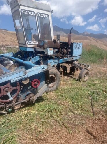 дом на колесо: Самоходный комбайн, представленный в сине-голубом цвете, предназначен — 3