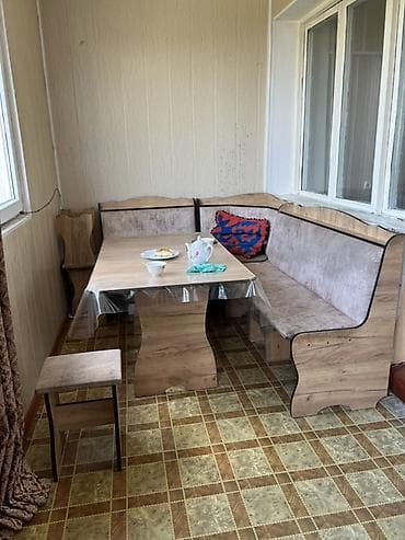 стол с табуретками на кухню: Кухонный мягкий уголок, Б/у, ЛДСП, цвет - Бежевый — 1