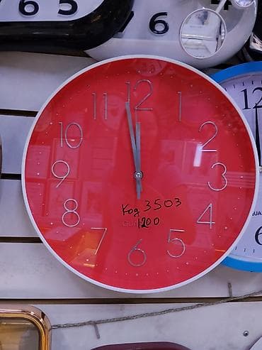day date: Настенные часы с красным циферблатом - Круглая форма, белый обод — 1