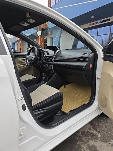 номер армения: Toyota Yaris: 2015 г., 1.5 л, Автомат, Бензин, Хэтчбэк — 3