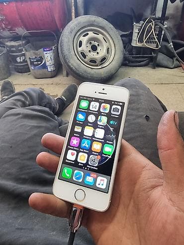айфон sе: IPhone 5s, Золотой, Кабель — 1