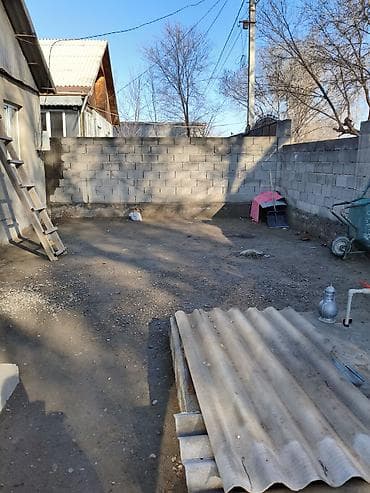 продаю дом кызыл суу: Продаётся жилой дом в городе Бишкек в жилмассиве Тынчтык.Участок 4 — 10