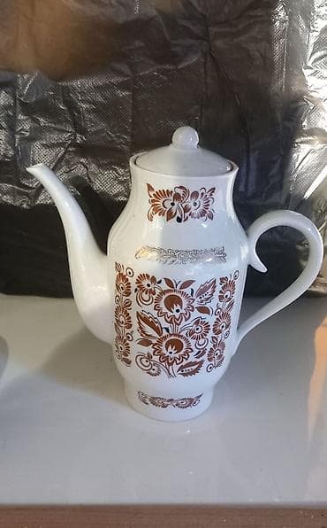 Кухонные принадлежности: ,вилки,ножи,,Чайник мельхиор,нерж.и.т.далее — 9